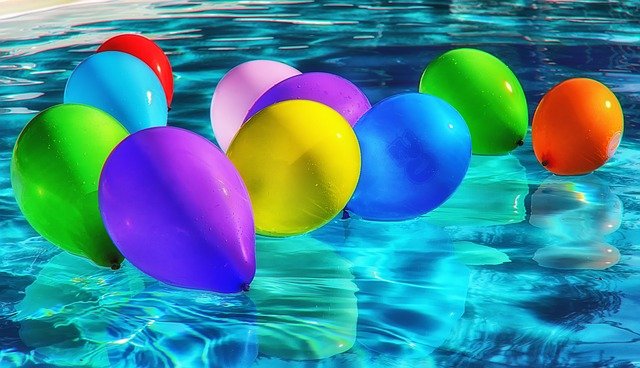 Quelles sont les principales couleurs à utiliser dans une décoration tropicale ?