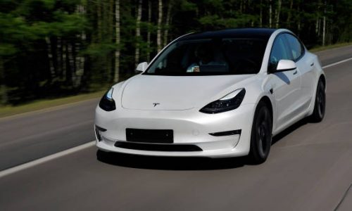 Comment éteindre une Tesla Model 3 ?